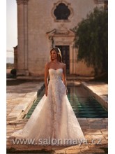 Celokrajkové korzetové svatební šaty v barvě ivory/nude, top je pošit kamínky, které zrcadlí vzor krajky, transparentní sukně, pod kterou jde dát neprůhlednou spodnici. 