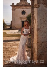 Upnuté krajkové šaty na ramínka, transparentní korzet, čtvercový výstřih, vzadu kulatý výkroj, šaty jsou pošity 3D květy. 