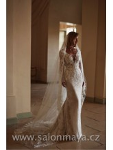 Upnuté krajkové šaty s rukávy, vpředu i vzadu hluboký výstřih do V, zlatá třpytivá podšívka, šaty jsou zdobeny třpytivými aplikacemi. 