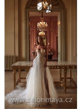 Korzetové svatební šaty s bohatou tylovou sukní, šněrování, rozparek. Šaty jsou pošity 3D květy. 