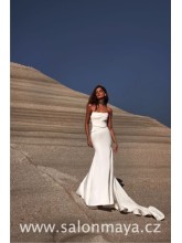Upnuté, saténové, minimalistické, korzetové svatební šaty s překladem na živůtku, dlouhá vlečka.
