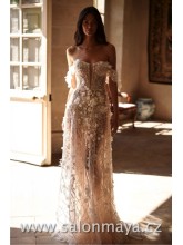 Romantické poloprůhledné svatební šaty do A zdobené 3D květinami, flitry, korálky a perlami. Se srdíčkovým korzetem, hlubokým výstřihem, padlými tylovými rukávy zdobenými 3D květinami. Šněrování,  krátkou vlečkou.