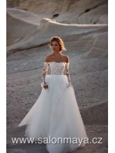 Korzetové šaty s dlouhými rukávy, odhalená ramena, bohatá tylová sukně, top je pošit drobnými kvítky, šněrování.