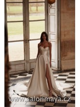 Elegantní, minimalistické svatební šaty áčkového střihu z mikáda. S korzetem a výstřihem ve tvaru srdce, zapínáním na zip. Rozparek.