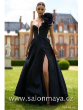Elegantní černé korzetové šaty, hluboký výstřih do V, áčková sukně, rozparek, zdobné květinové ramínko (US0).