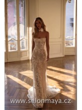 Korzetové, upnuté, krajkové svatební šaty. Šaty jsou navrženy na tělové podšívce s ivory průhlednou krajkou. Šněrování.  