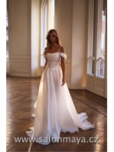 Elegantní organzové svatební šaty v princeznovské siluetě. Korzet s viditelnými kosticemi, které zvýrazňují ženskou siluetu, špagetová ramínka pošitá perličkami, řasení na prsou, padlá odnímatelná ramínka. Korzet do tvaru V, šněrování. 