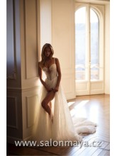 Romantické krajkové svatební šaty na ramínka, které je možné nechat padnout. Přiznaný korzet, hluboký výstřih, který je pošit krajkou. Boční rozparek, šněrování. 