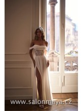 Splývavé, šifónové svatební šaty. Poloprůhledný tylový korzet s puntíky a padlými šifónový ramínky. Kozret je zdoben jemnou květinovou krajkou, šněrování, rozparek.