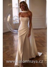 Elegantní svatební šaty s rovným korzetem, řasení na šatech zvýrazňuje ženskou siluetu, boční rozparek, šněrování.
