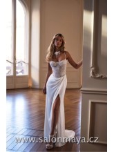 Splývavé svatební šaty s šifónovou sukní a krajkovým topem. Krajkový korzet s ramínky, která jsou pošita kamínky, rozparek, šněrování. 