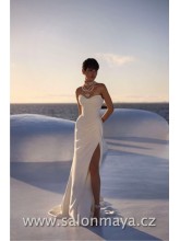 Upnuté, saténové,  svatební šaty. Srdíčkový výstřih, voda na prsou, přiznané kostice, které zvýrazňují ženskou siluetu, šněrování. Splývavá sukně s řasením na boku, rozparek. 