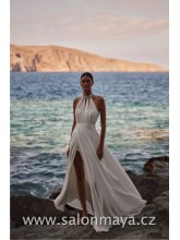 Splývavé, šifónové svatební šaty. Kolem krku stříbrný šperk, ve kterém je upnutá látka. Šněrování, rozparek.