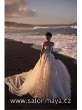 Princeznovské svatební šaty s bohatou tylovou sukní, zdobené 3D květy. Tělová podšívka, na které je ivory tyl a aplikace, šněrování, rozparek, padlá ramínka. 