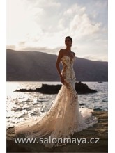 Upnuté, korzetové, celokrajkové svatební šaty zdobené květinovými a korálkovými aplikacemi. Poloprůhledná sukně pod kterou se dá vzít tělová spodnice, sukně plynule přechází do tylové nadýchané vlečky, padlá tylová ramínka, která jsou součástí šatů. Šněro