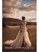 Princeznovské svatební šaty v barvě šampaň s bohatou tylovou sukní, korzet do srdíčka, odnímatelná tylová, padlá ramínka. Šaty jsou zdobeny 3D květy a korálky. Šněrování. 