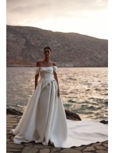 Svatební šaty z materiálu mikádo. Rovný korzet, padlá, odnímatelná ramínka, bohatá sukně asymetricky řasená sukně, šněrování. 