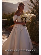 Svatební šaty z materiálu mikádo. Rovný korzet, padlá, odnímatelná ramínka, bohatá sukně asymetricky řasená sukně, šněrování. 