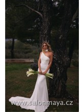 Šaty z lehkého saténu, střihu mořská panna s asymetrickým vrchním dílem. Šálový detail kolem krku elegantně splývá z pravého ramene. V pase a na rameni perličkové zdobení. Zapínání n zip. 