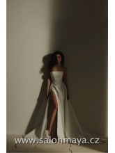 Saténové, korzetové svatební šaty áčkového střihu s rozparkem. Řasení na korzetu zvýrazňuje ženské křivky. Šněrování. 