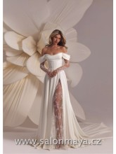 Saténové svatební šaty áčkového střihu s rozparkem, který odhaluje jemnou krajkou, která je použita i na rukávech a v dekoltu. Padlá ramínka, voda na prsou, šněrování. 