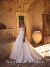 Saténové korzetové šaty s křížením na prsou, které zvýrazňuje ženské křívky, srdíčkový výstřih. Rafinované zapínání na zádech s výkrojem. Přídavné balónové rukávy. 