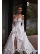 Svatební šaty z materiálu mikádo s vysokým roparkem. Šaty mají přídavné krajkové rukávy. Přiznaný korzet v dekoltu zdobí krajka. Šněrování. 