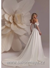 Saténové svatební šaty áčkového střihu s rozparkem, který odhaluje jemnou krajkou, která je použita i na rukávech a v dekoltu. Padlá ramínka, voda na prsou, šněrování. 