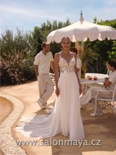 Splývavé šifónové svatební šaty na ramínka. Transparentní top je pošit květinovými aplikacemi, které jsou využity i v lemu vlečky. Šněrování. 