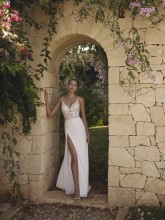 Splývavé, šifónové svatební šaty na ramínka, rozparek. Transparentní top je pošit květinovými aplikacemi, hluboký výkroj na zádech. 