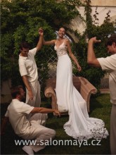 Splývavé šifónové svatební šaty na ramínka. Transparentní top je pošit květinovými aplikacemi, které jsou využity i v lemu vlečky. Šněrování. 