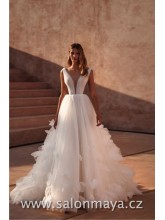 Tylové svatební šaty vpředu i vzadu s výstřihem do V, výkroj na boku, který opticky zeštíhluje postavu, bohatá sukně s 3D květinovými aplikacemi, šněrování. 