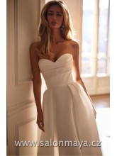 Elegantní, korzetové, saténové šaty áčkového střihu. Přední část sukně je možné stáhnout a udělat z nich atraktivnějsí šaty vpředu krátké, které jdou do vlečky. 