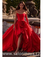 Červené korzetové šaty, Vpředu krátké vzadu dlouhé, balonová sukně, v rozparku zdobené růží. (US2). 