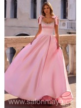 Světle růžové saténové šaty na ramínka, na ramínkách jsou mašle, kamínkové zdobení na ramínkách a v dekoltu, bohatá sukně. (US2)