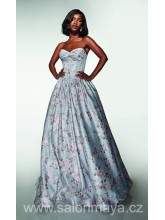 Korzetové světle modré šaty s květy a bohatou sukní, na prsou zdobené perličkami, šněrování. 