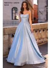 Zelené, saténové šaty poseté kamínky, bohatá sukně, korzet má řasení na prsou, šněrování. (US4)